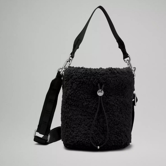 LULULEMON Crossbody Fleece Bucket Bag 2.5L in Black - Picture 2 of 9